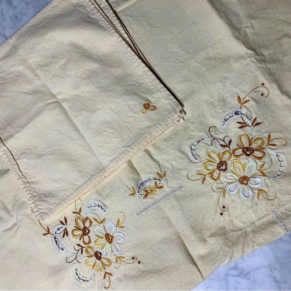 VTG 100% Cotton Floral Embroidered Handmade Card Tablecloth +6 Napkins 33x33”